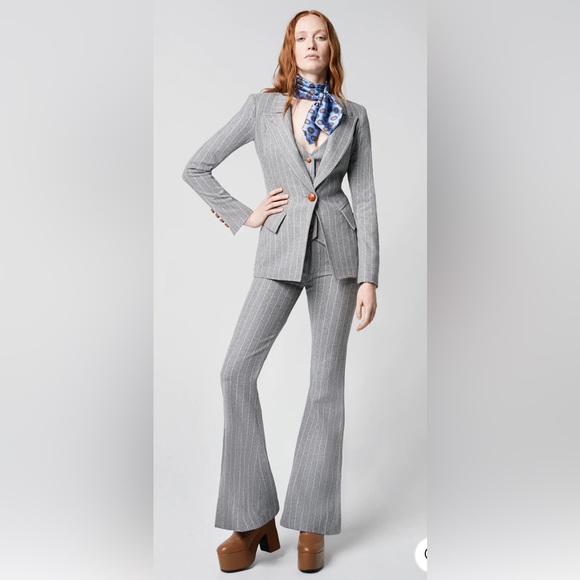 Smythe suit with boot cut pant. Blazer and pants both size 6. Worn once like NEW - Picture 2 of 5